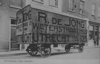 875165 Afbeelding van een aanhangwagen van R. de Jong (Verhuizingen en Sleperij, Waterstraat 13) in Wijk C te Utrecht.